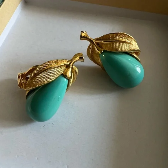 Vintage Pend Clip on Earrings / Pear Shape -Turquoise and Gold Tone! - Picture 2 of 16